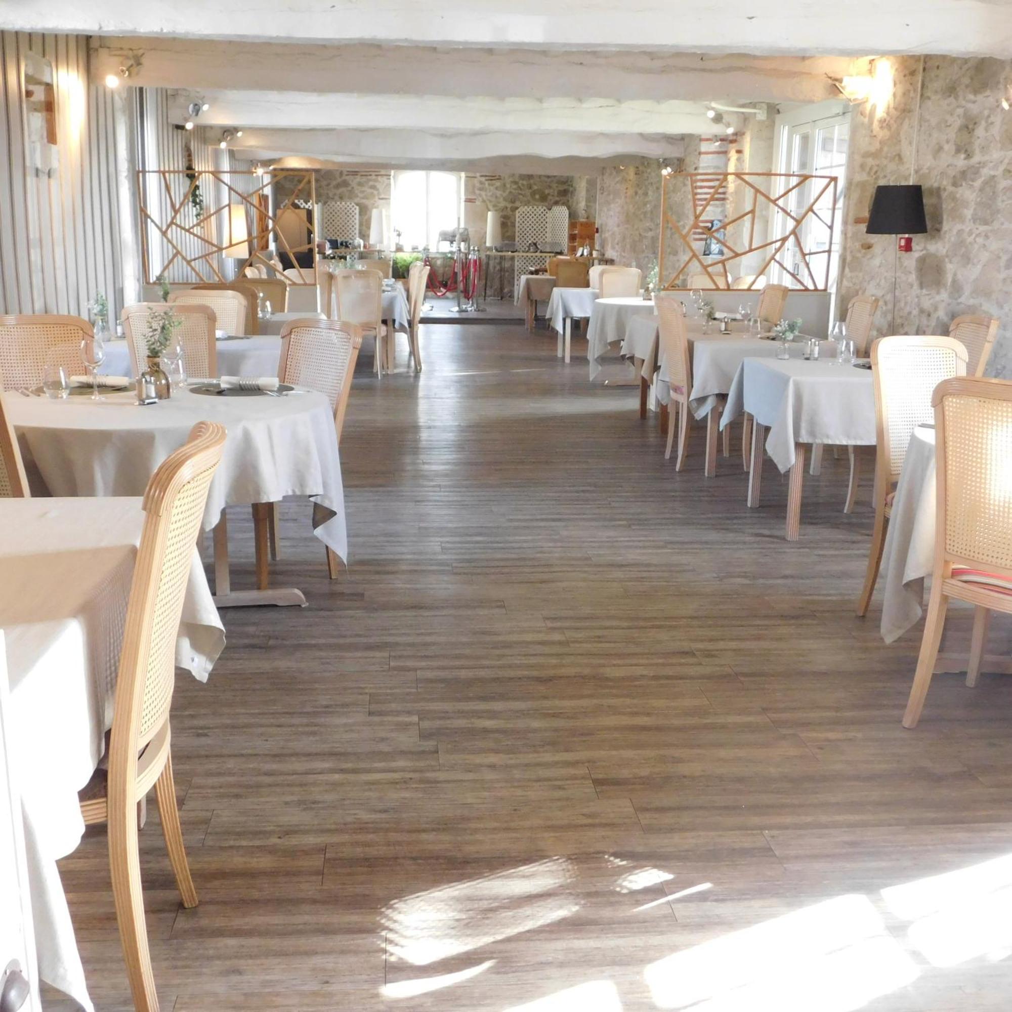Logis Hotel Le Prince Noir Serignac-sur-Garonne ภายนอก รูปภาพ